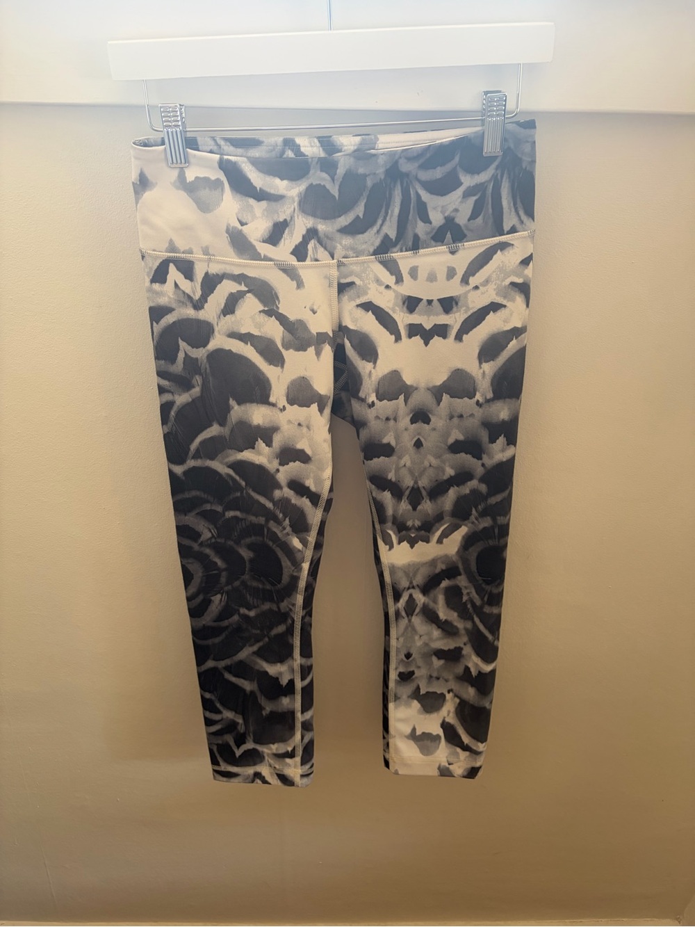 Lululemon black and white abstract floral print Capri leggings size 6